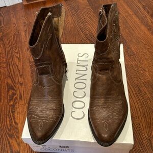 Coconuts Rifle Brown ankle Cowboy boots.